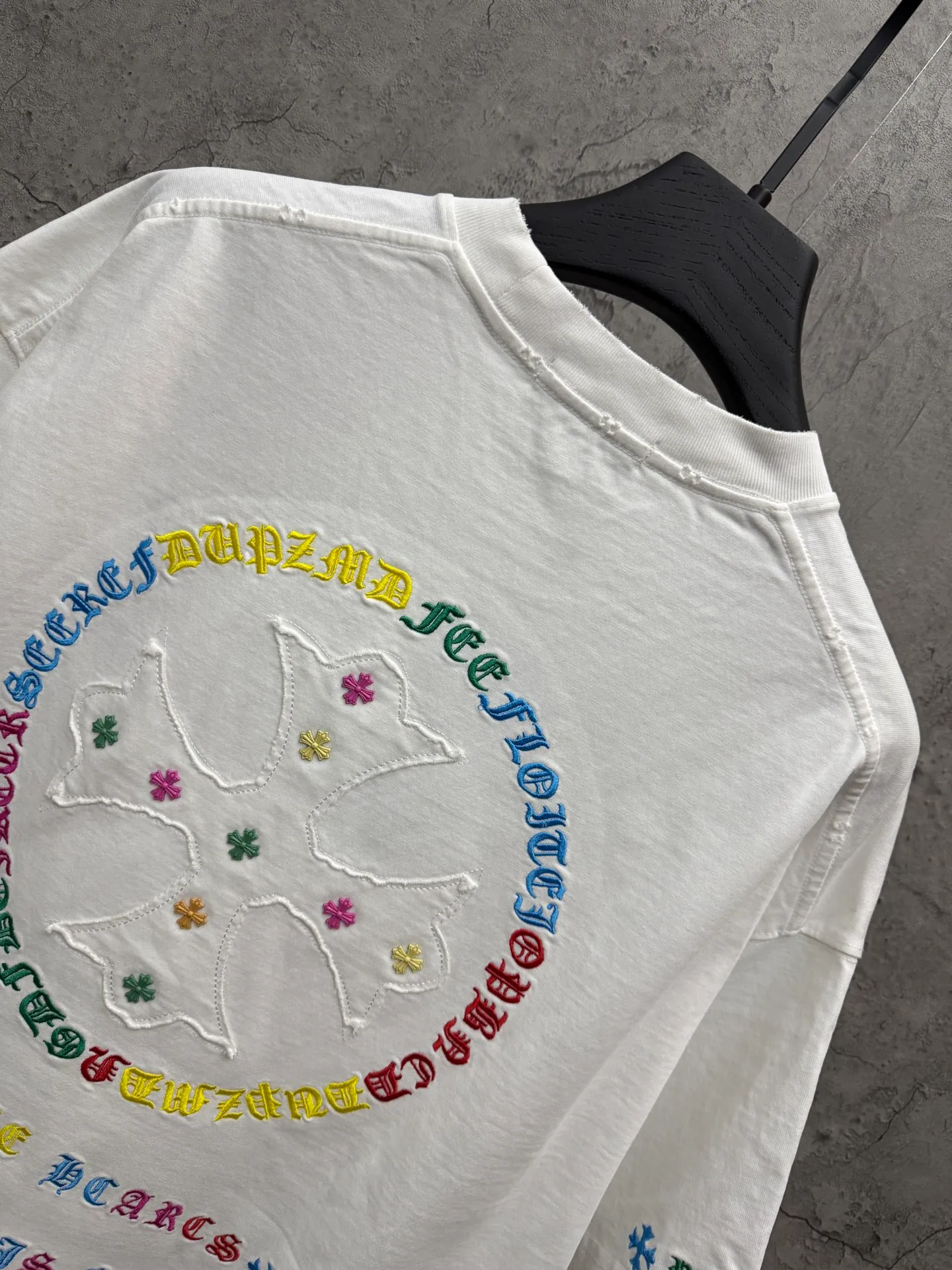 P230 top version, real shot without P, ​​different from market currency) 𝗖𝗵𝗿𝗼𝗺𝗲 𝗛𝗲𝗮𝗿𝘁𝘀/Croxin 2026 spring new original single counter American color thread embroidery couple short sleeves 👑The highest version! Customized fabric 320 grams, best-selling model at the counter, very comfortable to wear. Accessories: original molded and authenticated collar label ➕ 100% silk wash water label. Genuine purchase-grade original hangtag➕matching hanging rope➕3D hanging beads➕original packaging bag. Craftsmanship: The original version has consistent wiring! The highest version of the armhole matching technique! Color: White Black Size: S M L XL Style No.: 5203